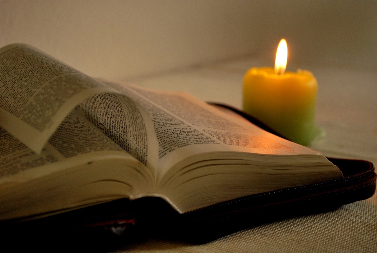 Avattu Raamattu ja palava kynttilä