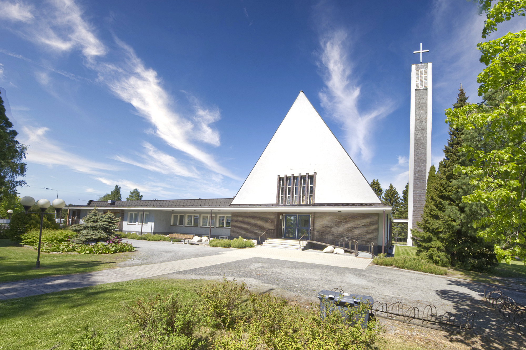 Kesäinen ilmakuva Länsi-Porin kirkosta