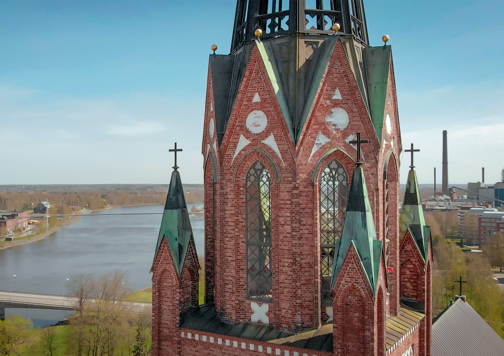 Kuvassa Keski-Porin kirkon torni ilmasta kuvattuna