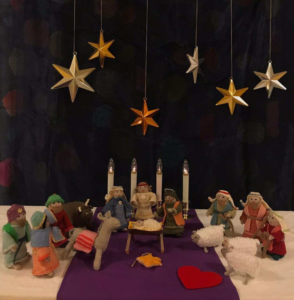 Kuvassa jouluseimi asetelma virkatuilla hahmoilla. 
Tietäjät, paimenet, eläimiä, Maria, Joosef, Jeesus-vauva