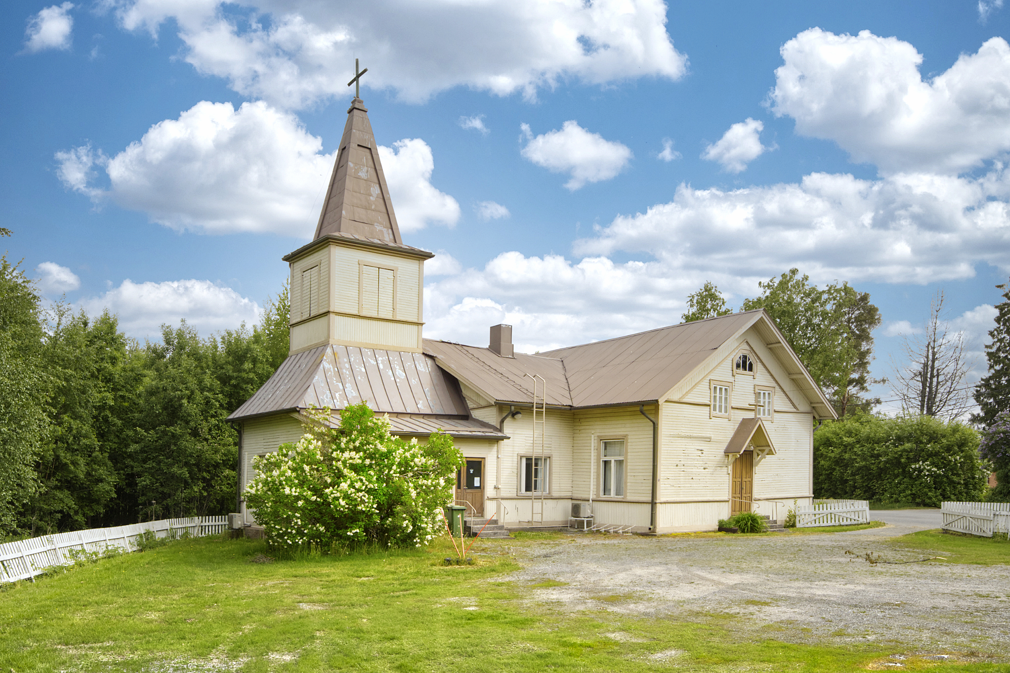Kesäinen kuva Lattomeren kirkosta