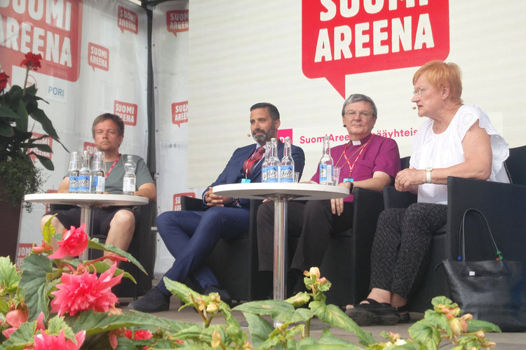 Paneelin keskustelijat Teemu Keskisarja, Yaron Nadbornik, Kaarlo Kalliala ja Tarja Halonen.