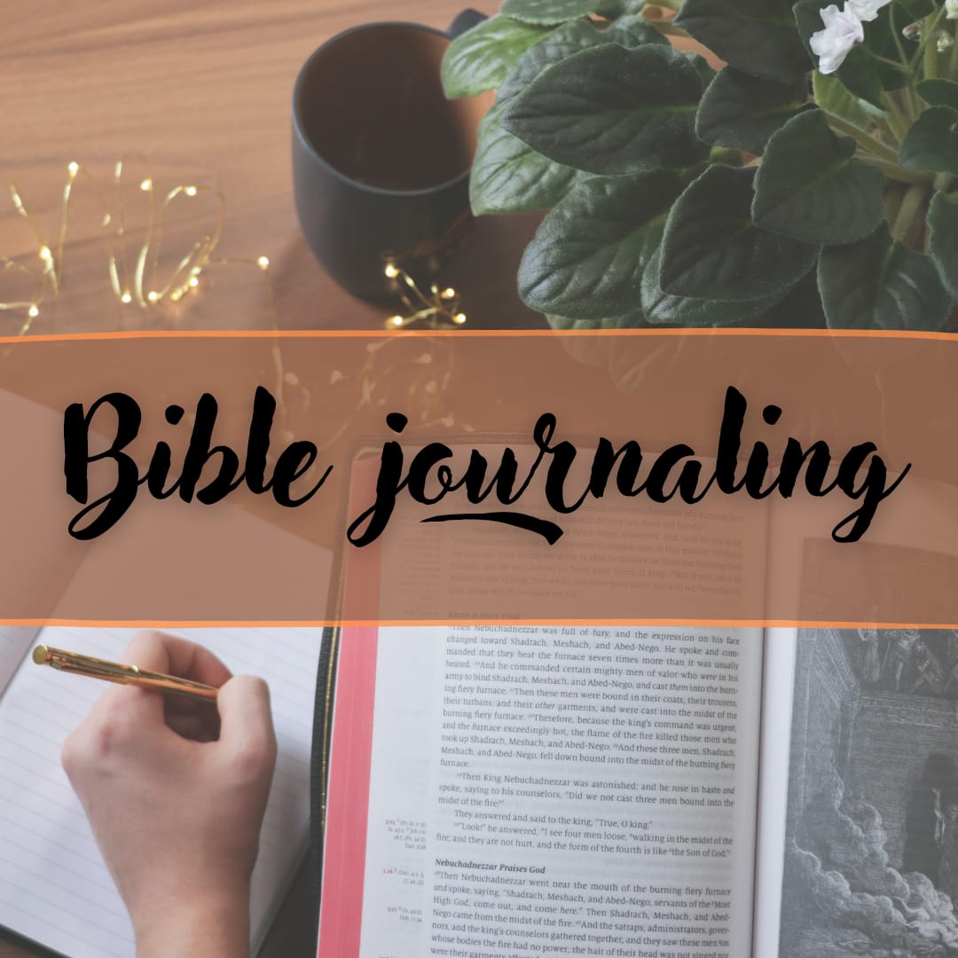 Bible journaling Raamattu ja vihko johon ihminen tekee muistiinpanoja arkisen pyödän äärellä.