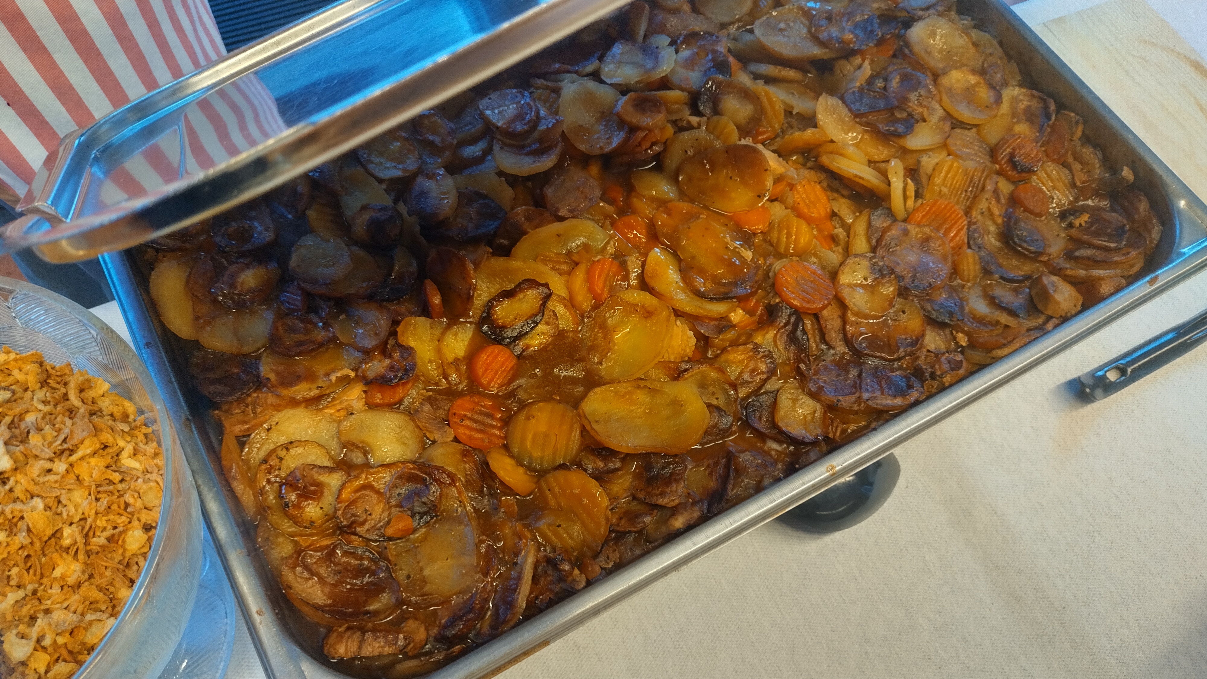 Ruokaa tarjoiluastiassa