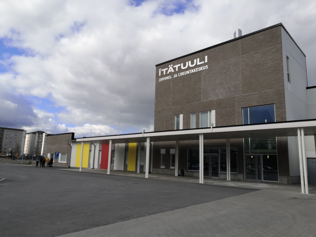 Kuvassa itätuulen koulu, paikka missä Sampolan salonki sijaitsee