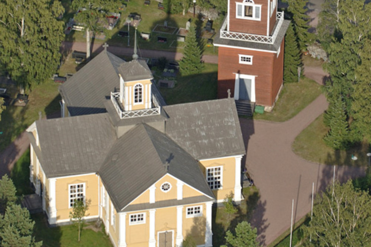 Ahlaisten kirkko Kesäinen ilmakuva Ahlaisten kirkosta
