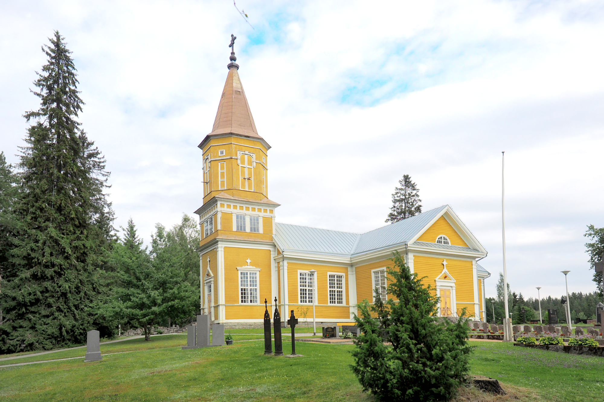 Kesäinen kuva Lavian kirkosta