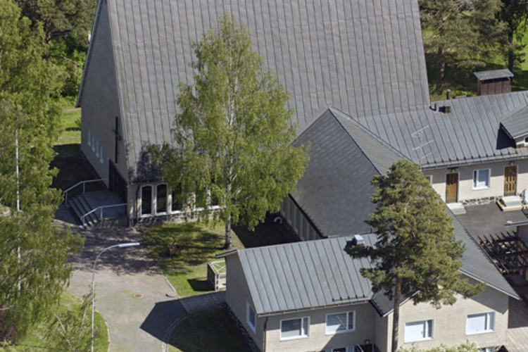 Pihlavan kirkko Kesäinen ilmakuva Pihlavan kirkon pihapiiristä