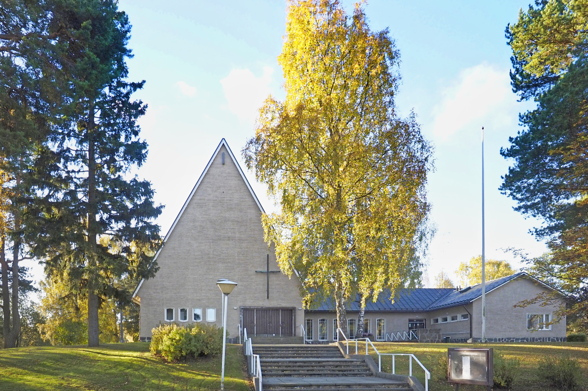 Pihlavan kirkko Kesäinen ilmakuva Pihlavan kirkon pihapiiristä
