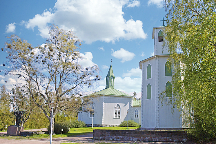 Kesäinen kuva Reposaaren norjalaistyylisestä kirkosta