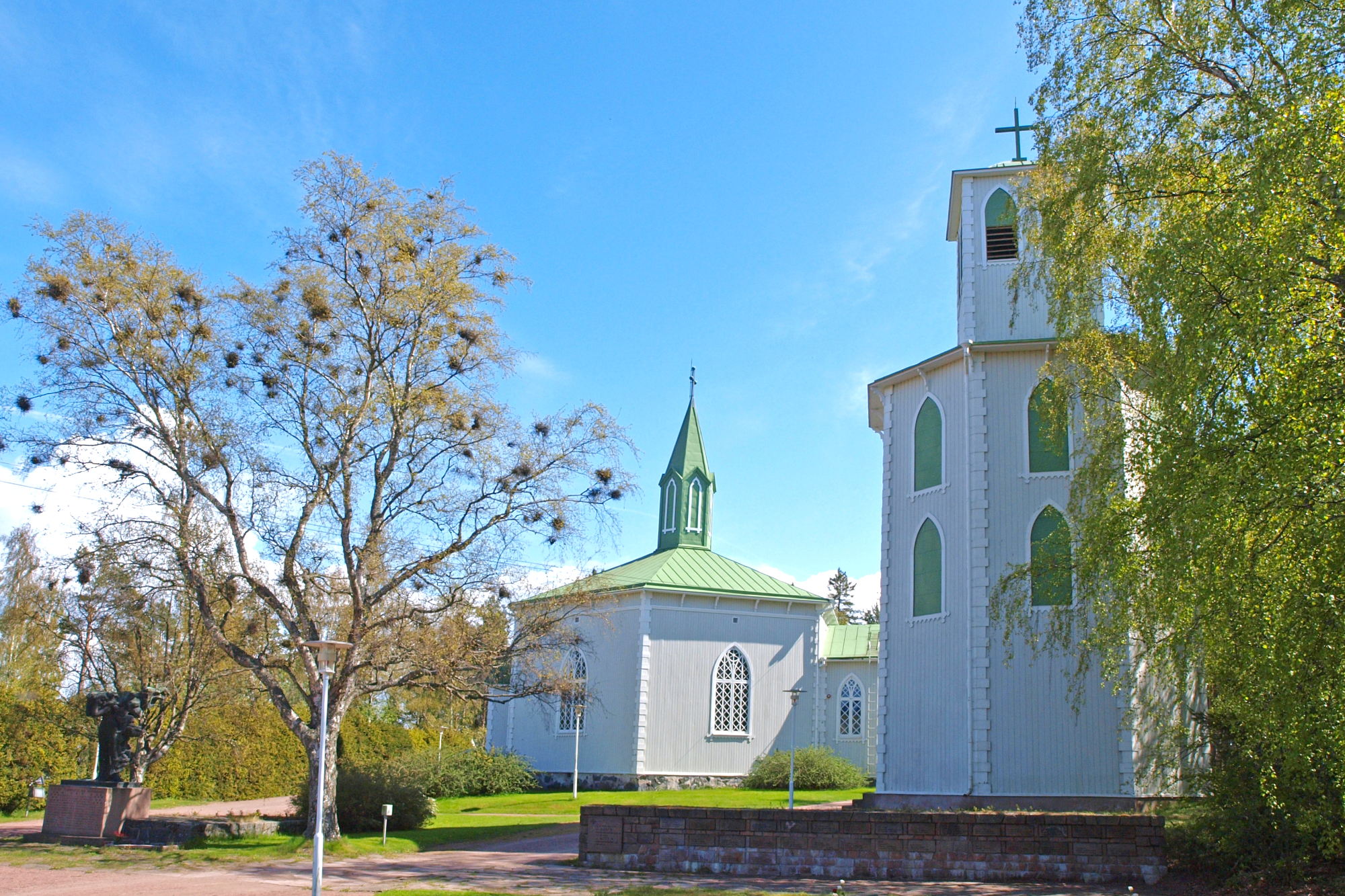 Kesäinen kuva Reposaaren norjalaistyylisestä kirkosta