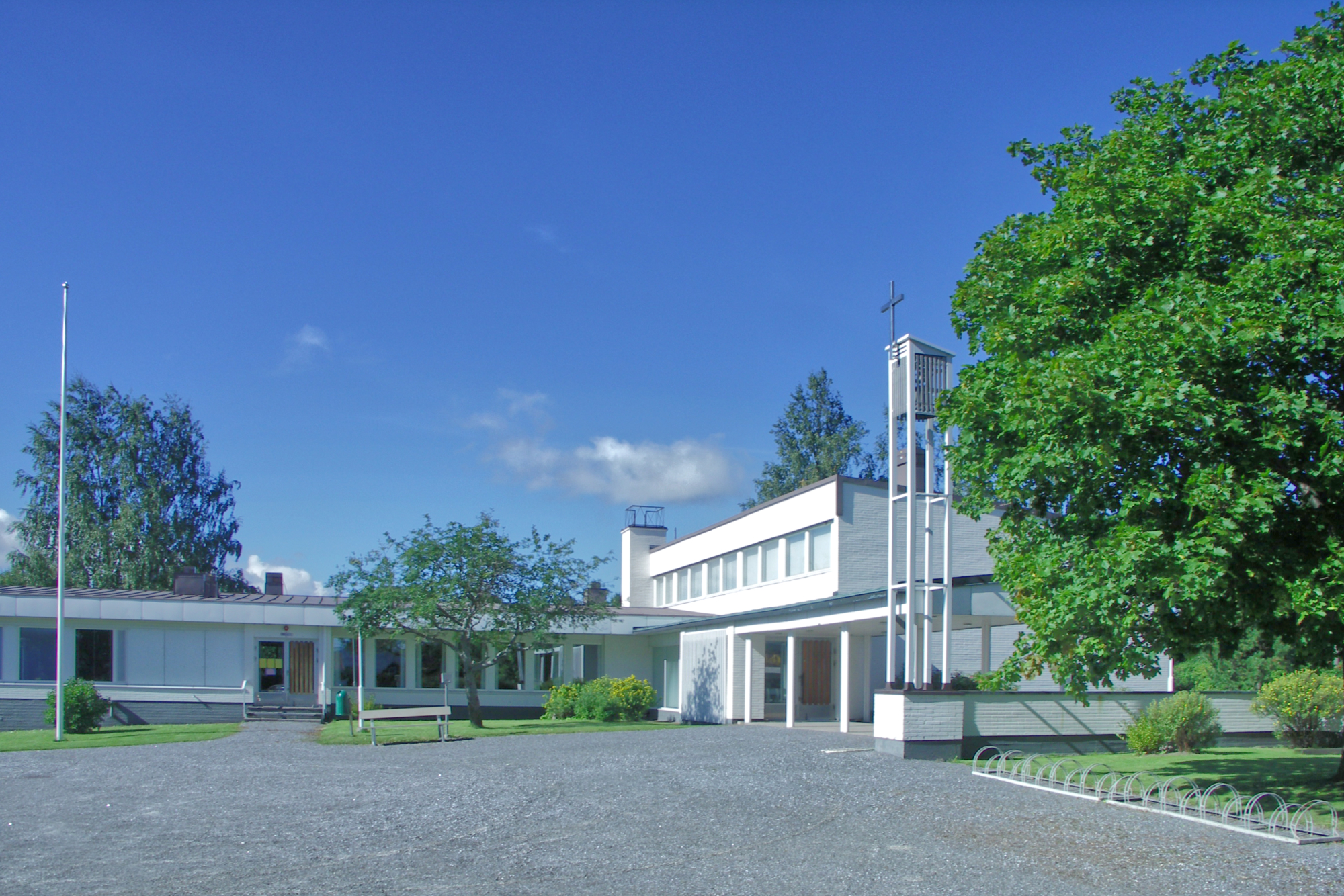 Kesäinen kuva Ruosniemen kirkosta
